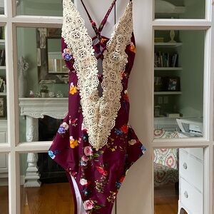 NWT Women’s Cupshe One Piece Swimsuit Size Medium.